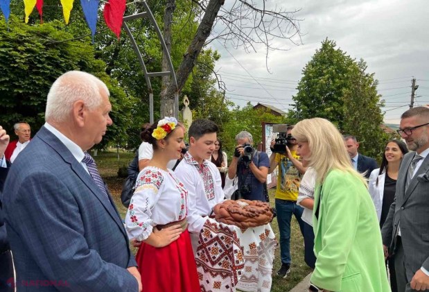 FOTO // Președinta SENATULUI României, în vizită la Gimnaziul „Alexandrina Rusu” din Dănceni, raionul Ialoveni. Elevii au primit de la Alina Gorghiu și Adrian Dupu „Cutia Școlarului” cu toate cele necesare începerii anului școlar