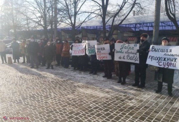 FOTO // Proteste contra „justiției vândute”! Partidul „ȘOR” cere DEMISIA magistraților care au scos-o pe Marina Tauber din alegeri