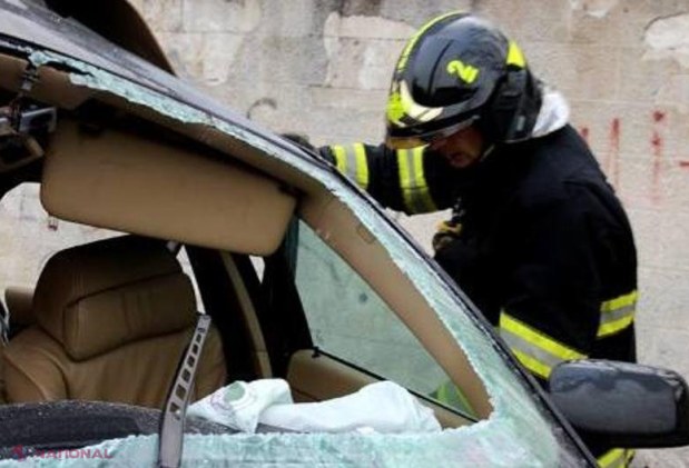 DESCARCERARE: A intrat cu „Nissan”-ul într-un pilon de electricitate