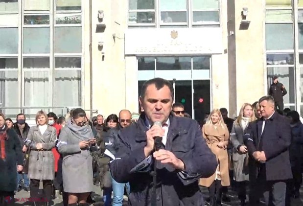 VIDEO, FOTO // Reprezentanții instituțiilor de învățământ din raionul Orhei intră, de astăzi, în GREVĂ japoneză. Aceștia cer Guvernului să aloce mai mulți bani pentru ca școlile, grădinițele să-și poată plăti FACTURILE