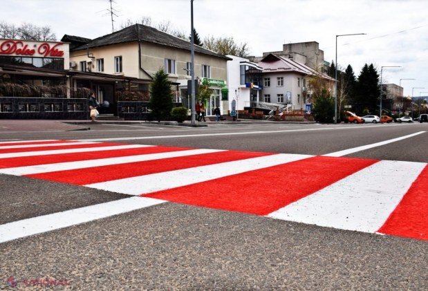 FOTO // Străzi spălate cu ȘAMPON special la Orhei. Autoritățile locale au demarat CURĂȚENIA de primăvară, inclusiv aplicarea marcajului rutier