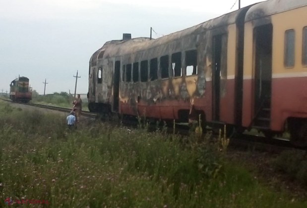 FOTO // Un tren plin cu pasageri a luat FOC din mers la Fălești: Două persoane, la spital