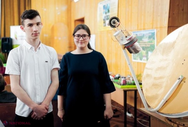 INVENȚIA unor elevi din R. Moldova: Antenă parabolică ce transformă energia solară în CURENT ELECTRIC