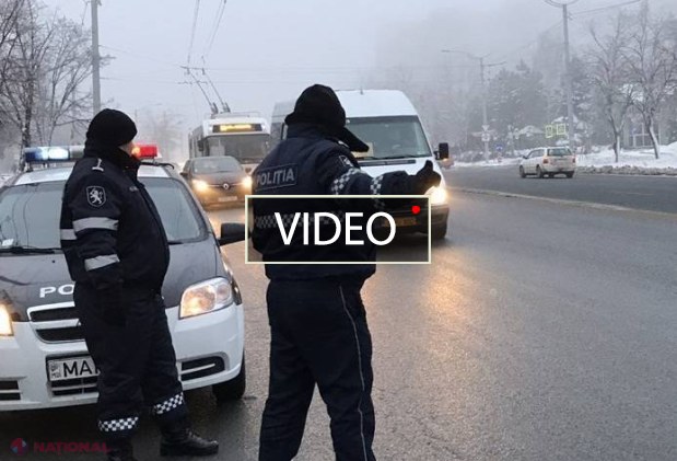 Șoferii de microbuze din Chișinău, trași pe dreapta și AMENDAȚI pentru că transportă pasageri în picioare