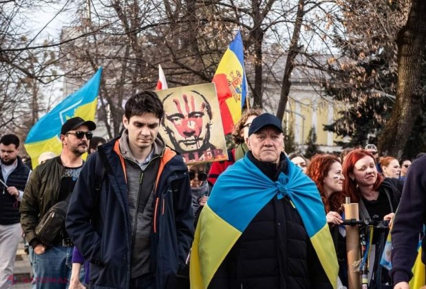GALERIE FOTO // Arcul de Triumf din centrul Chișinăului, iluminat în culorile drapelului ucrainean. Marș al solidarității în capitala R. Moldova, la doi ani de la invazia militară a Rusiei în statul vecin