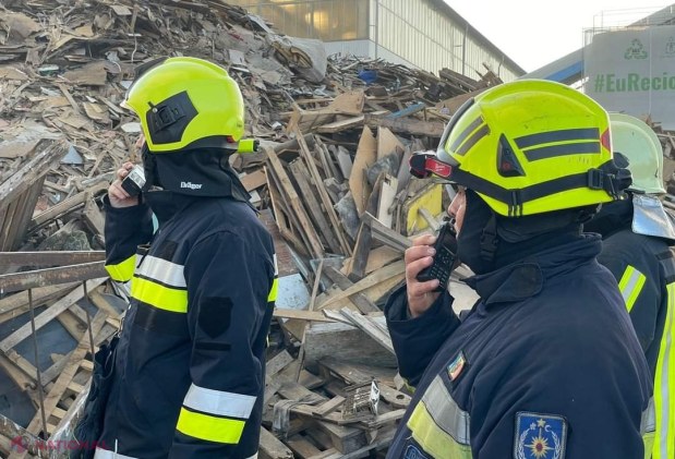 GALERIE FOTO // Incendiu de proporții în Chișinău: Ard deşeuri din plastic de pe teritoriul unui depozit şi numeroşi pompieri luptă cu flăcările 