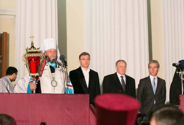 REPORTAJ FOTO // Mitropolitul Vladimir şi conducerea statului au împărţit FOCUL HARIC enoriaşilor