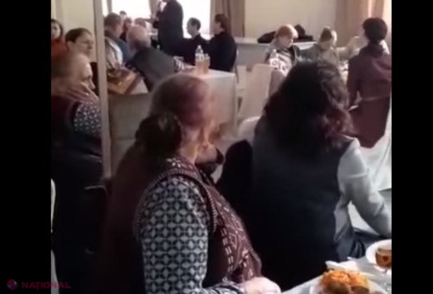 VIDEO // Dodon a strâns primarii din Găgăuzia la o „masă de sărbătoare” pe timp de pandemie și le-a promis să apere „neutralitatea noastră și prietenia cu Rusia”: „Ne liniștim, bem câte 50 de grame, strângem durerile în pumn și mergem mai departe”   