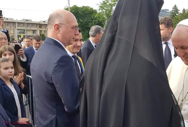 FOTO // Papa Francisc i-a cucerit definitiv pe moldoveni: A recitat din Eminescu şi a salutat mulţimea în limba română. Printre pelerini a fost şi premierul Pavel Filip