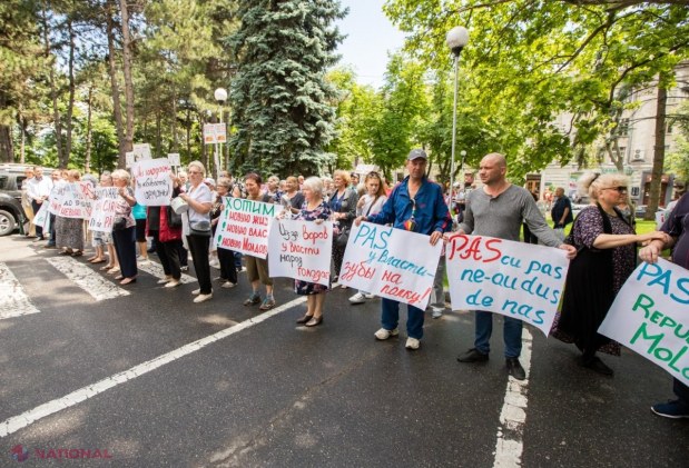 Flashmob cu cratițe în centrul capitalei, organizat de PCRM și Partidul „ȘOR”