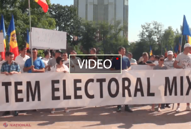 VIDEO // Organizator: „Peste 15 mii de oameni se află în fața Parlamentului pentru a susține schimbarea sistemului electoral”