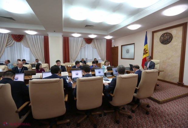 Au discutat cu microfoanele ÎNCHISE. Vezi ce proiect i-a făcut pe miniștri să adopte acest comportament