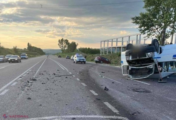 FOTO // Accident groaznic lângă Cojușna: Un microbuz cu pasageri s-a RĂSTURNAT, iar o persoană a decedat pe loc