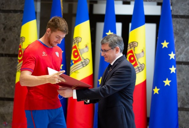 FOTO // Naționala de FOTBAL pe plajă a ajuns la Parlament. Mesajul transmis de Igor Grosu jucătorilor noștri, care au ajuns, în PREMIERĂ, în elita fotbalului pe plajă