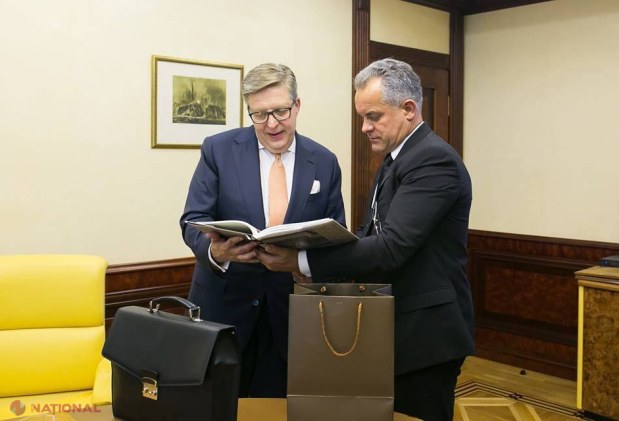 FOTO // Pirkka Tapiola l-a vizitat la GBC pe Vlad Plahotniuc: „Sunt convins că va păstra amintiri plăcute despre timpul petrecut”