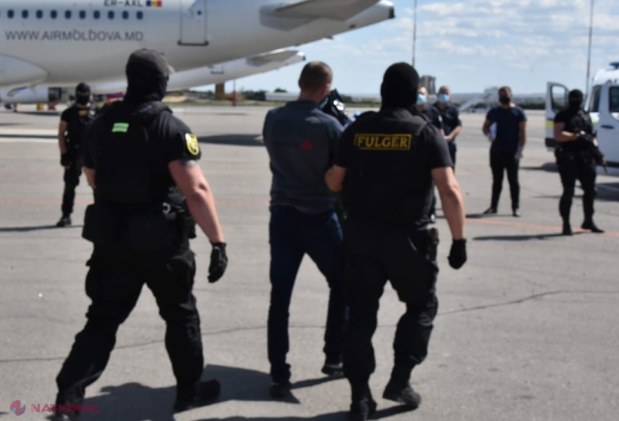 FOTO // Aeroportul Internațional Chișinău a fost împânzit de mascații de la „FULGER”. Șapte moldoveni au fost extrădați în cătușe, la bordul unui avion militar
