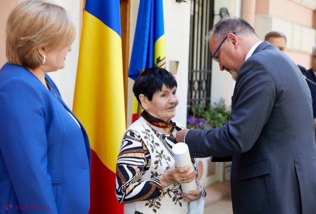 VIDEO // Distincția „Centenarul Marii Uniri”, oferită de către România unui grup de personalități din R. Moldova, printre care lui Alexandru Bantoș, Nicolae Botgros și Vitalie Ciobanu, de Ziua Limbii Române