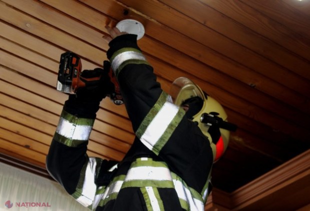 VIDEO // Pompierii continuă să instaleze GRATUIT detectoare de fum în casele cetățenilor R. Moldova