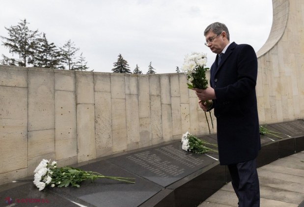 VIDEO // 32 de ani de la războiul moldo-rus de la Nistru: Maia Sandu și Igor Grosu au ținut să dea mâna cu toți cei care ne-au apărat independența cu arma în mâini, la ceremonia de la monumentul „Maica Îndurerată”. „Ne închinăm în fața eroilor”
