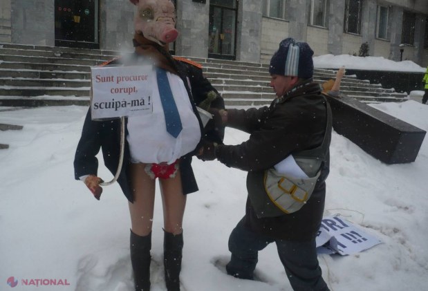 FOTO // Mătăsaru a ajuns la Procuratura Generală. VEZI ce DARURI le-a adus în acest an procurorilor