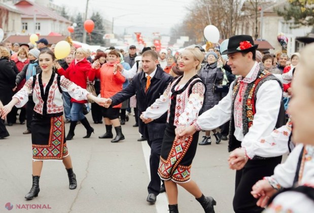 FOTO // Hramul Orheiului, în TOI. Mii de orheieni au defilat la PARADA din centrul orașului. Cei prezenți așteaptă extragerea la TOMBOLA cu 200 de premii valoroase