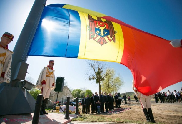REPORTAJ FOTO // Drapel uriaş pe cel mai înalt deal din R. Moldova