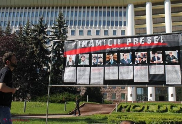 FOTO // Panoul RUȘINII, în fața Parlamentului