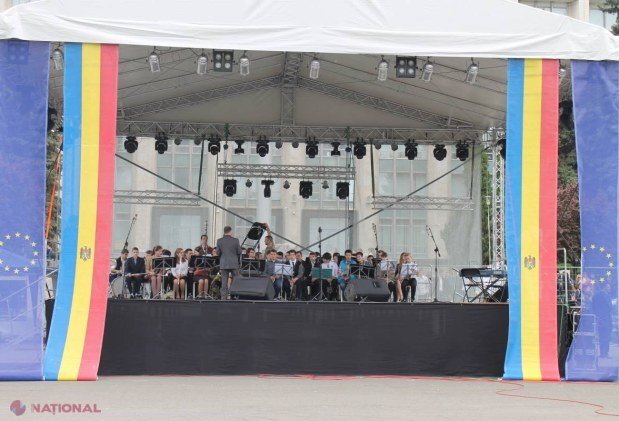 FOTO // Ziua Europei, marcată cu FANFARE și DANSURI în centrul Chișinăului!
