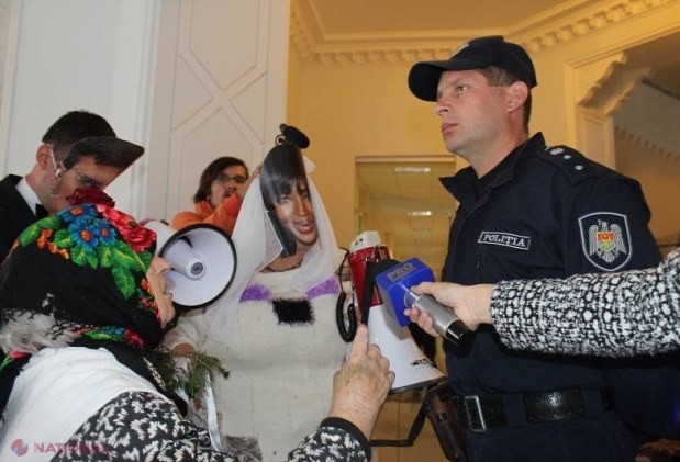 REPORTAJ FOTO // NUNTĂ la Primăria Chișinău: Dorin Chirtoacă s-a ÎNSURAT