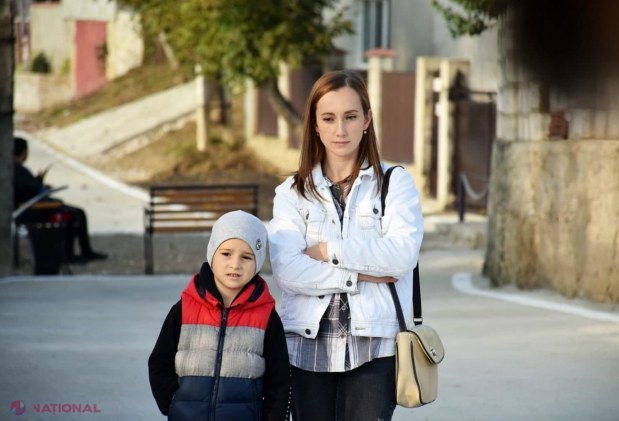 FOTO // Echipa Partidului „ȘOR” continuă să construiască drumuri din beton la Orhei: „Până acum nici ambulanțele nu puteau ajunge...”