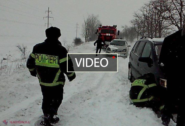 VIDEO // Peste 20 mașini, inclusiv camioane, un microbuz cu pasageri și o ambulanță, ÎMPOTMOLITE pe traseele din R. Moldova: Meteorologii anunță ninsori slabe, ger și VÂNT puternic