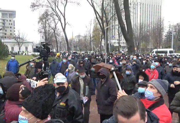 VIDEO, UPDATE // Maia Sandu se ALĂTURĂ protestatarilor. „Veniți cu noi, vă FURĂ și pe voi”. Mii de cetățeni au venit la protestul din fața Parlamentului, după ce Maia Sandu a anunțat începerea „luptei” împotriva „grupării oligarhice Dodon-Șor”