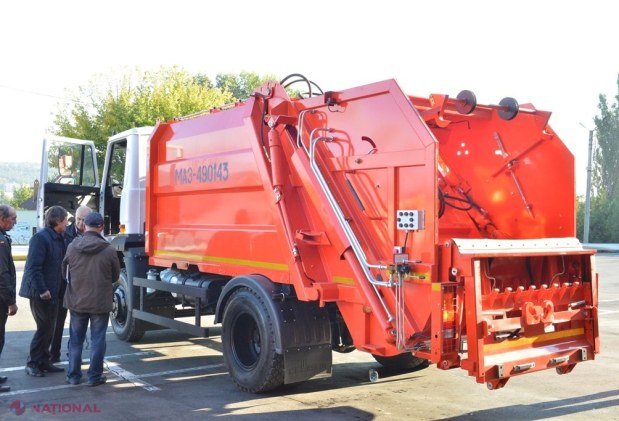 FOTO // Primăria Chișinău a cumpărat 12 autospeciale NOI pentru colectarea gunoiului cu 9,4 milioane de lei: Prima a ajuns în capitală
