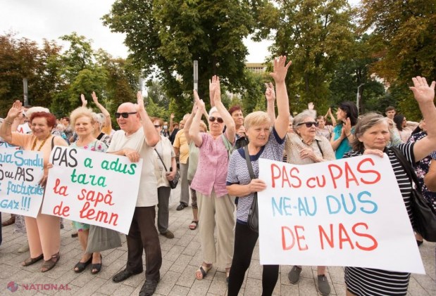 FOTO // Flashmob cu TIZIC în fața Președinției. Primarii Partidului „ȘOR”: „Nu mai vrem niciun pic guvernare pe tizic!”