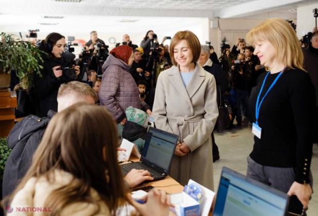 VIDEO // Maia Sandu, întâmpinată cu APLAUZE la secția de vot: „Astăzi, mai mult ca niciodată, trebuie să fim UNIȚI, să ne păstrăm pacea. HOȚII vor să ne cumpere votul, hoții vor să ne cumpere țara. Ieșiți la vot cu credință și speranță”