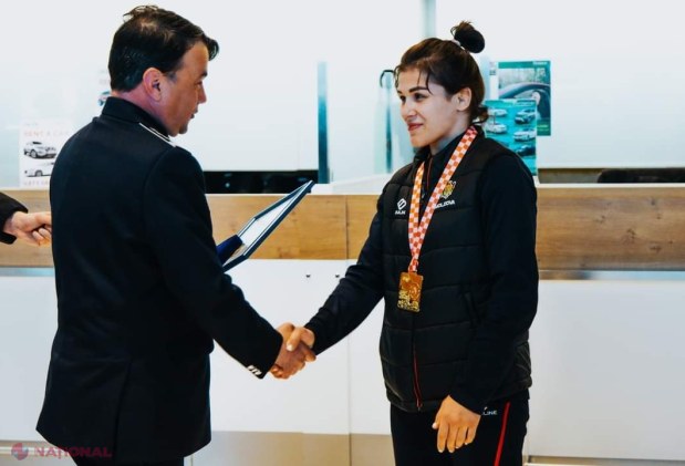 Campioana Anastasia Nichita, întâmpinată cu fanfară şi o nouă distincţie pe Aeroportul Internațional Chișinău 