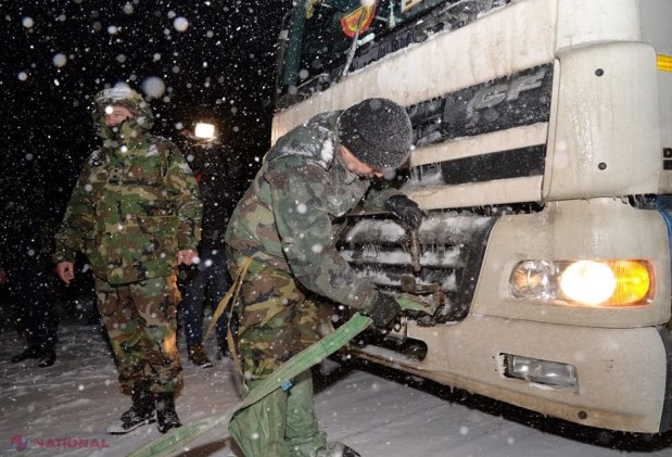 FOTO, VIDEO // Militarii Armatei Naționale au DEBLOCAT din nămeți 42 de unități de transport și 45 de persoane. S-a intervenit și cu tehnică cu șenile