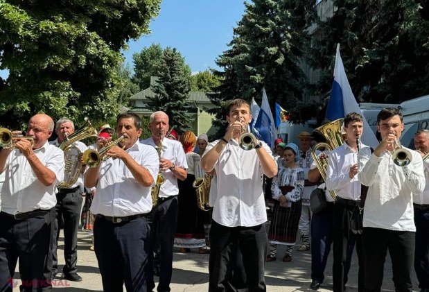 FOTO // Parada INEDITĂ la Bălți. Sute de persoane au promovat portul popular ROMÂNESC pe străzile din capitala de nord a R. Moldova