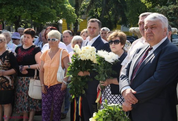 FOTO // Flori în memoria victimelor represiunilor politice