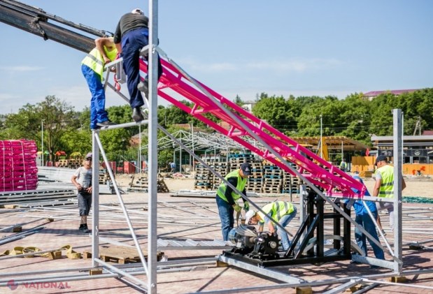 FOTO // Primele imagini cu roller-coasterul de la „OrheiLand”. Muncitorii au început montarea acestuia. INAUGURAREA va avea loc la 1 iunie
