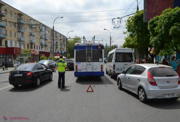 Chișinău: O femeie a CĂZUT în troleibuz și și-a fracturat mai multe coaste