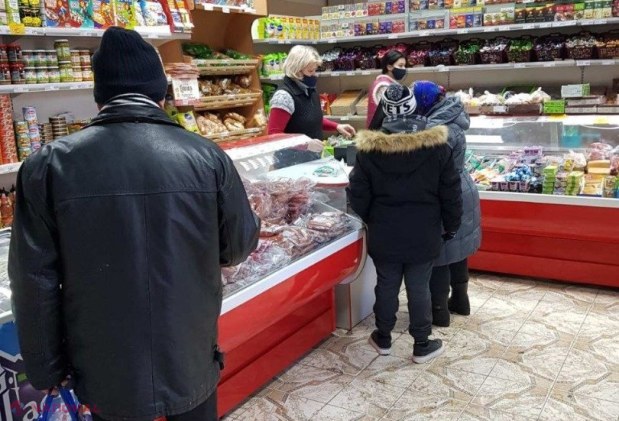 FOTO // Magazinele sociale, lansate la inițiativa lui Ilan Șor, în AJUTORUL cetățenilor cu venituri modeste: „Oamenii cumpără produse de primă necesitate: pâine, lapte, carne. Toți se plâng că au pensiile mici și nu-și permit prea multe”