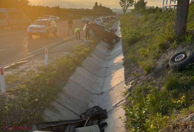 FOTO // Accident groaznic lângă Cojușna: Un microbuz cu pasageri s-a RĂSTURNAT, iar o persoană a decedat pe loc