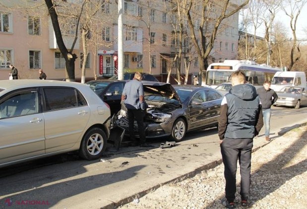 FOTO // ACCIDENT în lanț pe șoseaua Hâncești din capitală