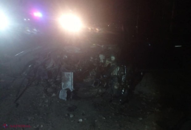 FOTO // Trei bărbați din Briceni, aflați în stare de ebrietate avansată, au scăpat cu viața ca prin minune, după cea automobilul în care se aflau s-a izbit violent într-un copac. Vitezometrul mașinii în momentul impactului s-a oprit la 255 km/h