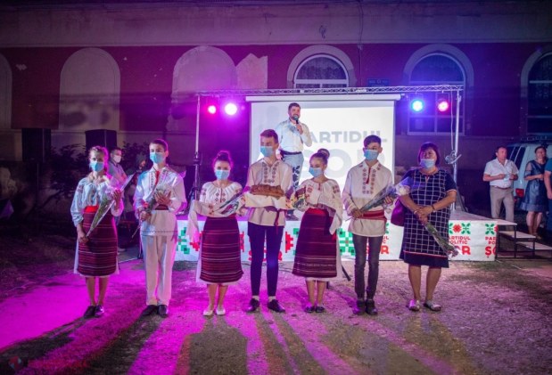 FOTO // Încă într-un sat din raionul Fălești, Partidul „ȘOR” a aprins lumina stradală: „Timp de peste 30 de ani la noi nu a existat iluminat stradal”