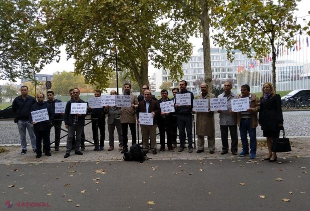 FOTO // Acțiune de PROTEST în fața clădirii Adunării Parlamentare a Consiliului Europei. Cei prezenți au cerut ELIBERAREA profesorilor de la „Orizont”