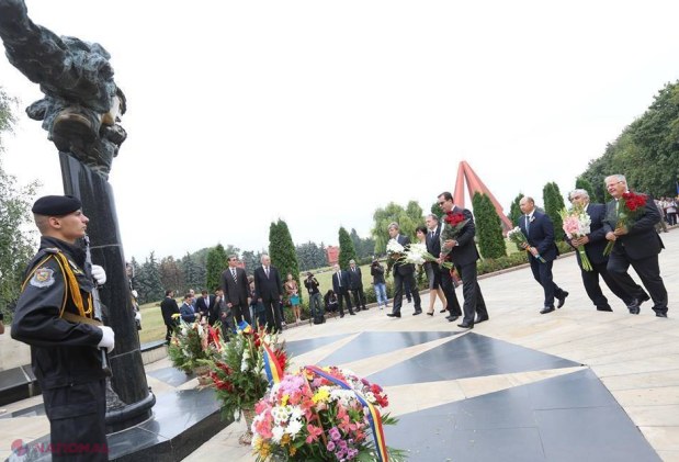 REPORTAJ FOTO // Bunica a bătut toba de Ziua Independenței R. Moldova