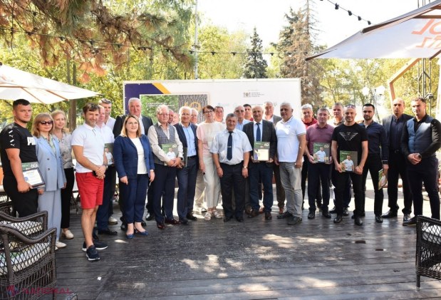 FOTO // Cel mai mare sportiv din istoria R. Moldova, Tudor Casapu, la 60 de ani. Mingireanul, SINGURUL campion olimpic moldovean la o probă individuală, a primit în dar ALBUMUL „Campion pentru eternitatea neamului”