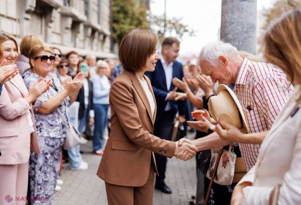 FOTO // Maia Sandu, baie de mulțime în fața CEC. Echipa sa a depus cele 25 000 de semnături necesare pentru înregistrarea în cursa prezidențială: „Sprijinul pe care l-am văzut mă convinge că suntem o mare familie de oameni”